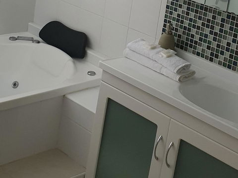 Oceania On Burleigh Beach - Australian Directory 17