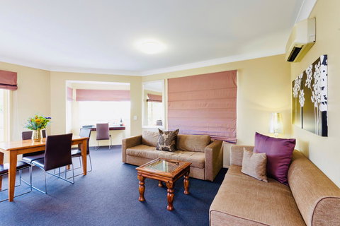 Ambassador On Ruthven - Australian Directory 28