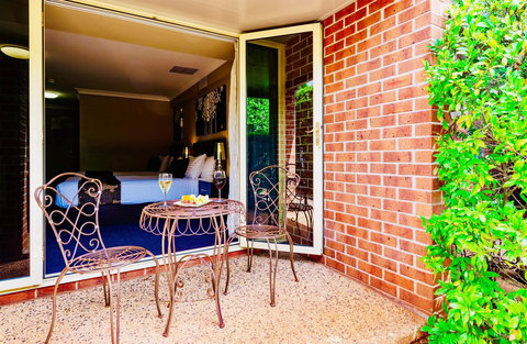 Ambassador On Ruthven - Australian Directory 17