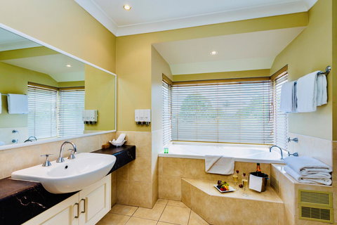 Ambassador On Ruthven - Australian Directory 21