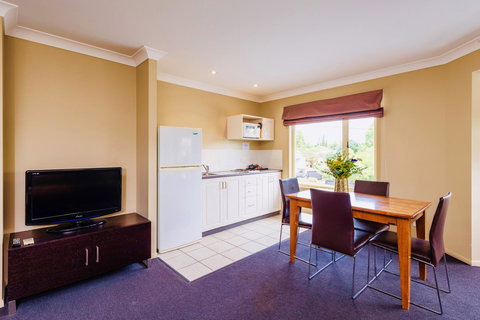 Ambassador On Ruthven - Australian Directory 27