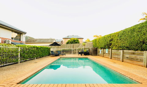 Ambassador On Ruthven - Australian Directory 7