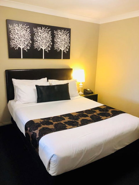 Ambassador On Ruthven - Australian Directory 38