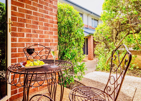 Ambassador On Ruthven - Australian Directory 4