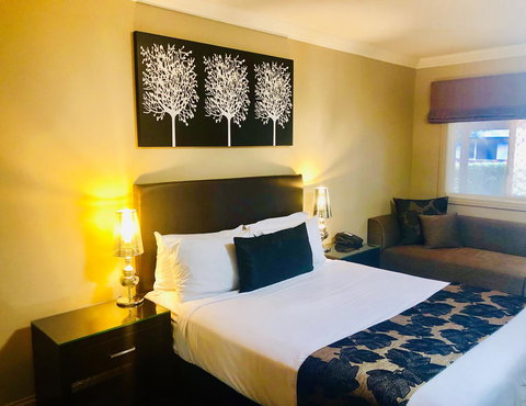 Ambassador On Ruthven - Australian Directory 40