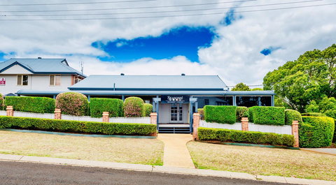 Ambassador On Ruthven - Australian Directory 33