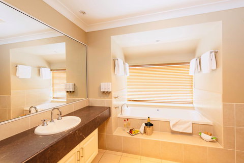 Ambassador On Ruthven - Australian Directory 8