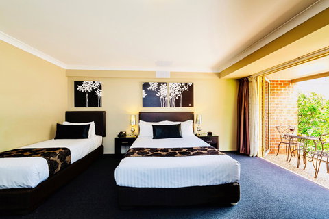 Ambassador On Ruthven - Australian Directory 15