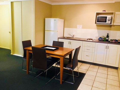 Ambassador On Ruthven - Australian Directory 35