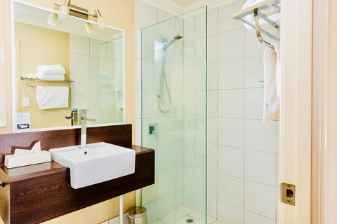 Ambassador On Ruthven - Australian Directory 23