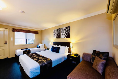 Ambassador On Ruthven - Australian Directory 44