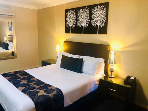 Ambassador On Ruthven - Australian Directory 41