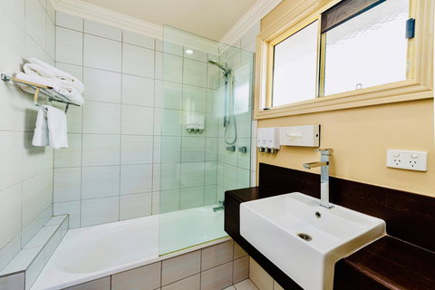 Ambassador On Ruthven - Australian Directory 29