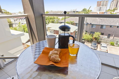 La Vida On Anzac - Australian Directory 18