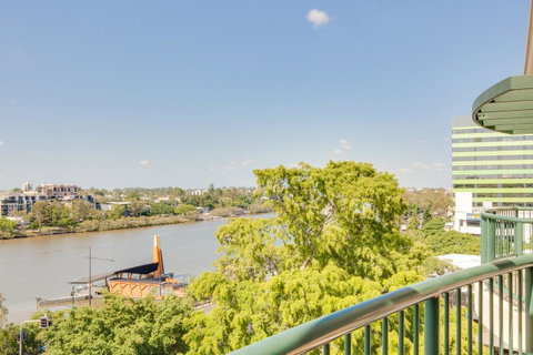 Central Cosmo Apartment Hotel - Australian Directory 15