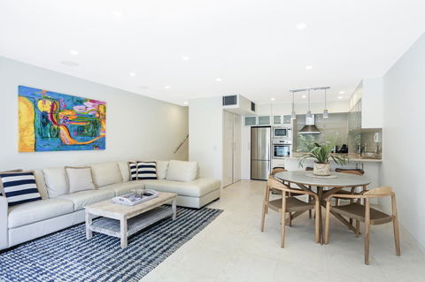 Little Cove Court - Australian Directory 4