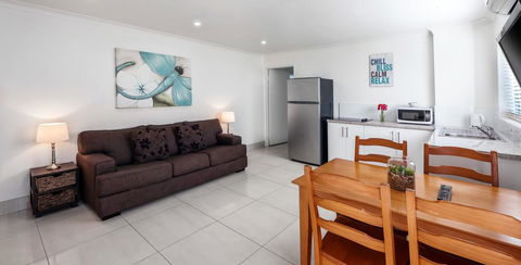 Bilinga Beach Motel - Australian Directory 35
