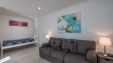 Bilinga Beach Motel - Australian Directory 36