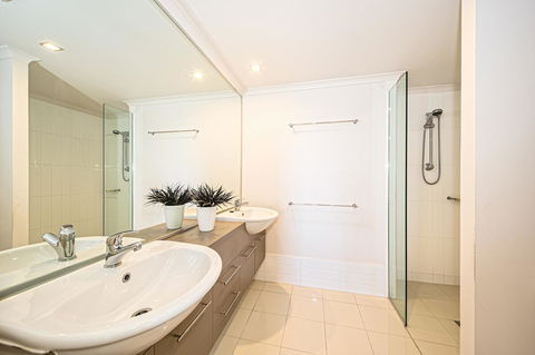 On The Bay Apartments - Australian Directory 18