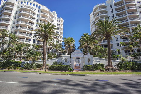 ULTIQA Burleigh Mediterranean Resort - Australian Directory 19