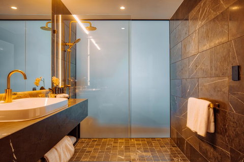 Eatons Hill Hotel - Australian Directory 20