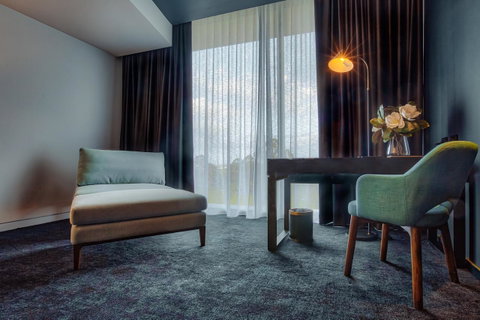 Eatons Hill Hotel - Australian Directory 21