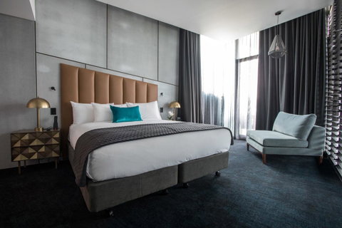 Eatons Hill Hotel - Australian Directory 30