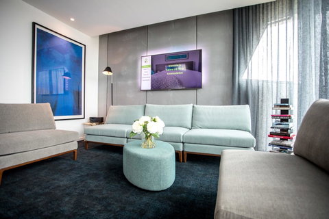 Eatons Hill Hotel - Australian Directory 32