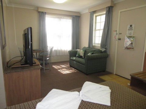 Riviera On Ruthven - Australian Directory 17