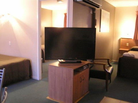 Riviera On Ruthven - Australian Directory 31