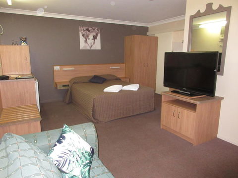 Riviera On Ruthven - Australian Directory 20