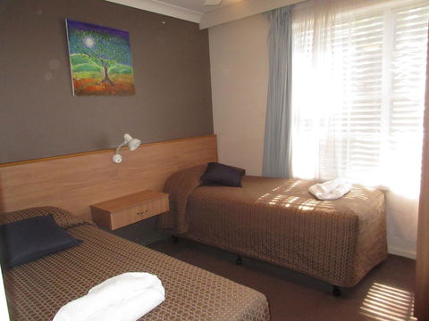 Riviera On Ruthven - Australian Directory 19