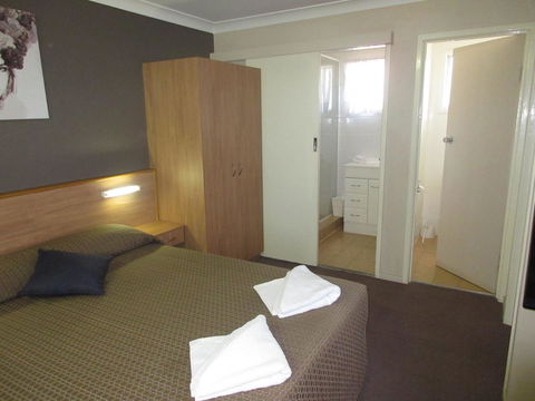 Riviera On Ruthven - Australian Directory 18