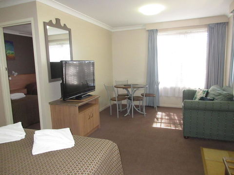 Riviera On Ruthven - Australian Directory 16