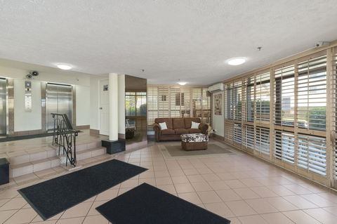 Burleigh Esplanade Apartments - Australian Directory 31