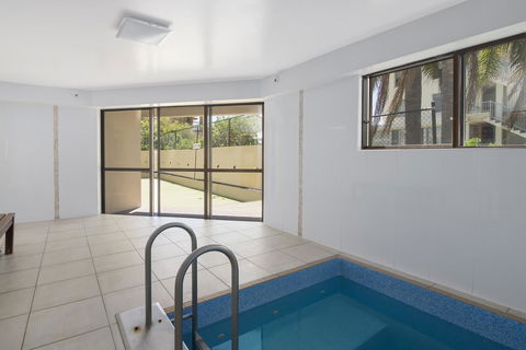 Burleigh Esplanade Apartments - Australian Directory 23