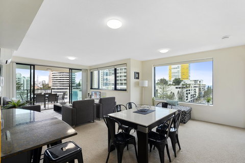 Broadbeach On The Park, 3 Bed Ocean - We Accommodate - Australian Directory 2
