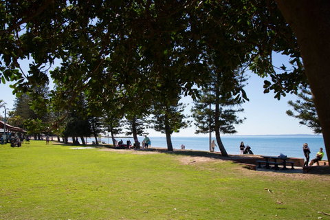 Pale Pacific Holiday Units - Australian Directory 32