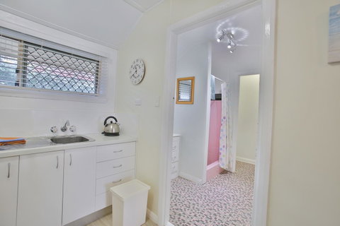Pale Pacific Holiday Units - Australian Directory 30