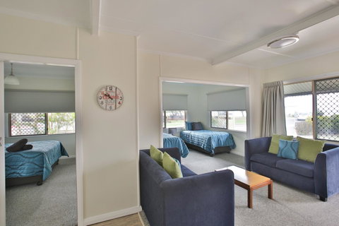 Pale Pacific Holiday Units - Australian Directory 12