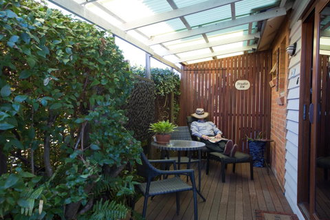 Pale Pacific Holiday Units - Australian Directory 27