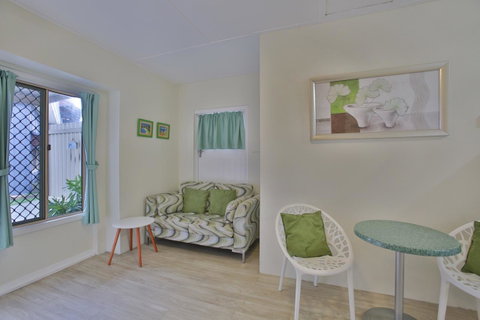 Pale Pacific Holiday Units - Australian Directory 18