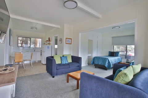 Pale Pacific Holiday Units - Australian Directory 16