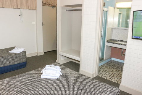 Brighton Hotel - Australian Directory 5