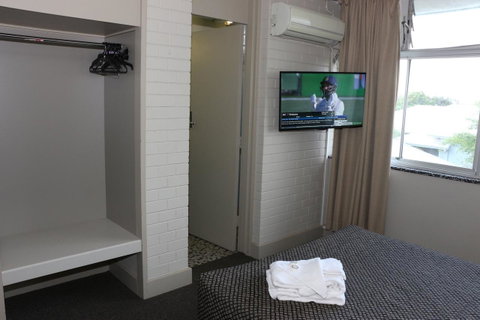 Brighton Hotel - Australian Directory 9