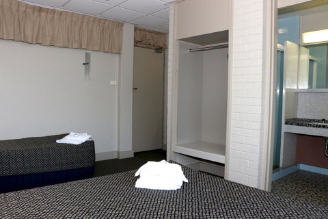 Brighton Hotel - Australian Directory 7