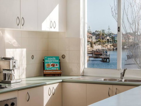 Waters Edge Apartment With Jetty - Australian Directory 3