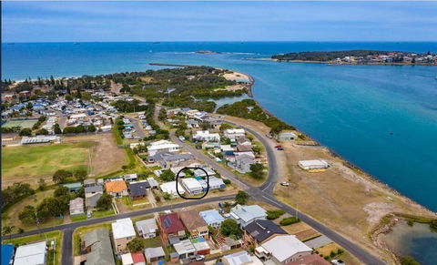 Waterside Retreat - Australian Directory 3