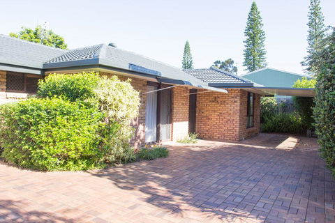 Wellington Parade 1/15a, Shelly Beach, Caloundra - Australian Directory 1