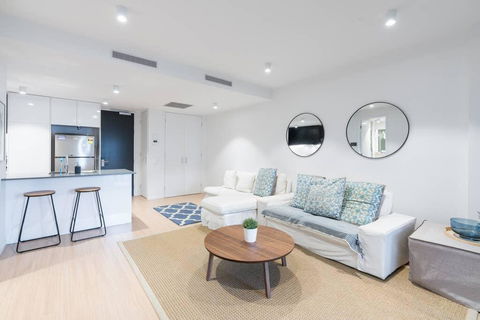 West End Executive Suite, On The Brisbane River. - Australian Directory 1
